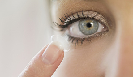 戴隐形眼镜眼睛干涩怎么办？
