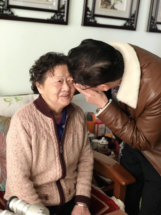 新年里，002cc白菜资讯眼科院长亲自探访术后患者