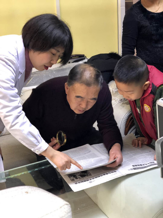 新年里，002cc白菜资讯眼科院长亲自探访术后患者